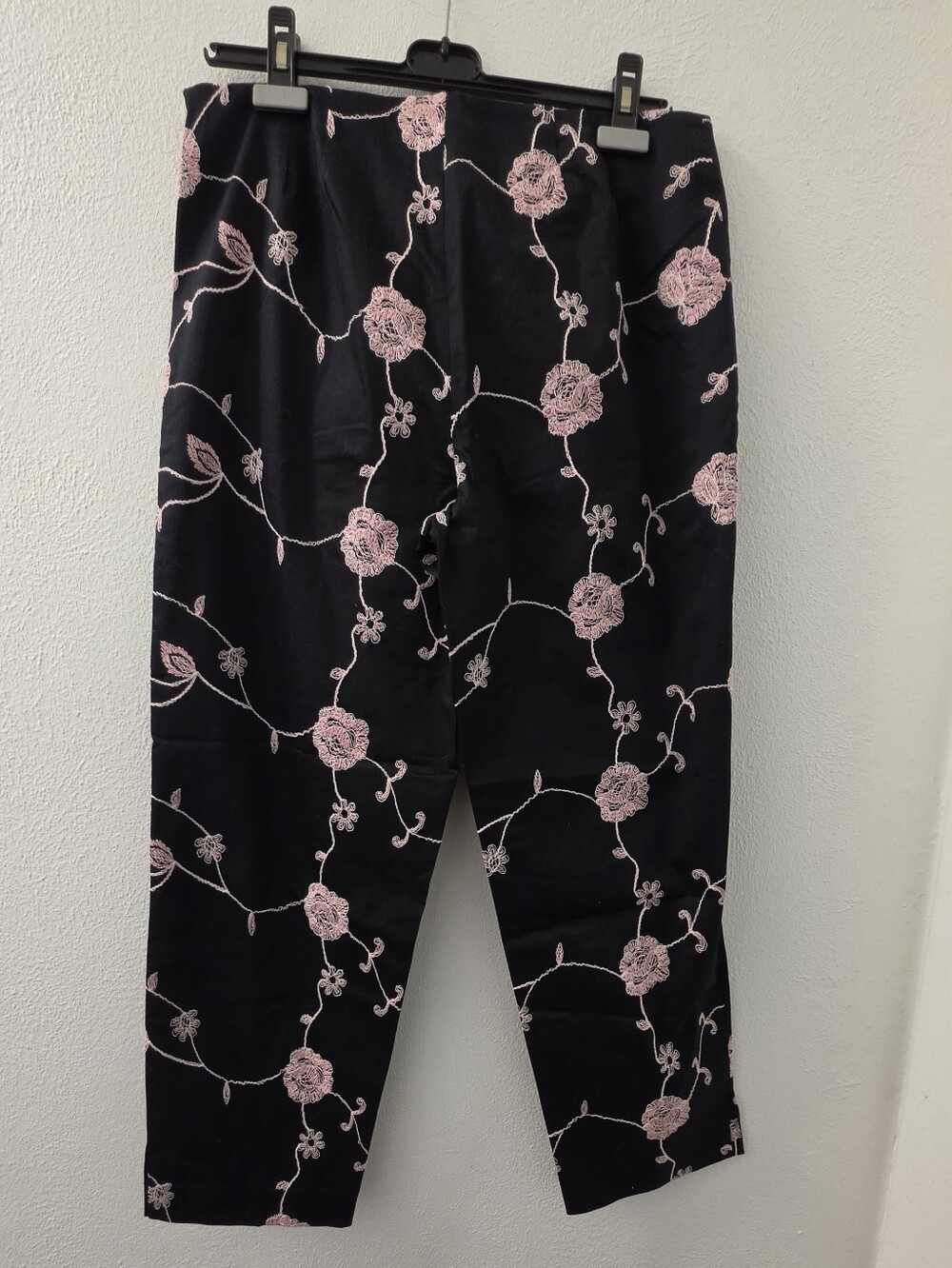 ⚡SALE⚡ Gorgeous Cropped Pants - Picture 3 of 9